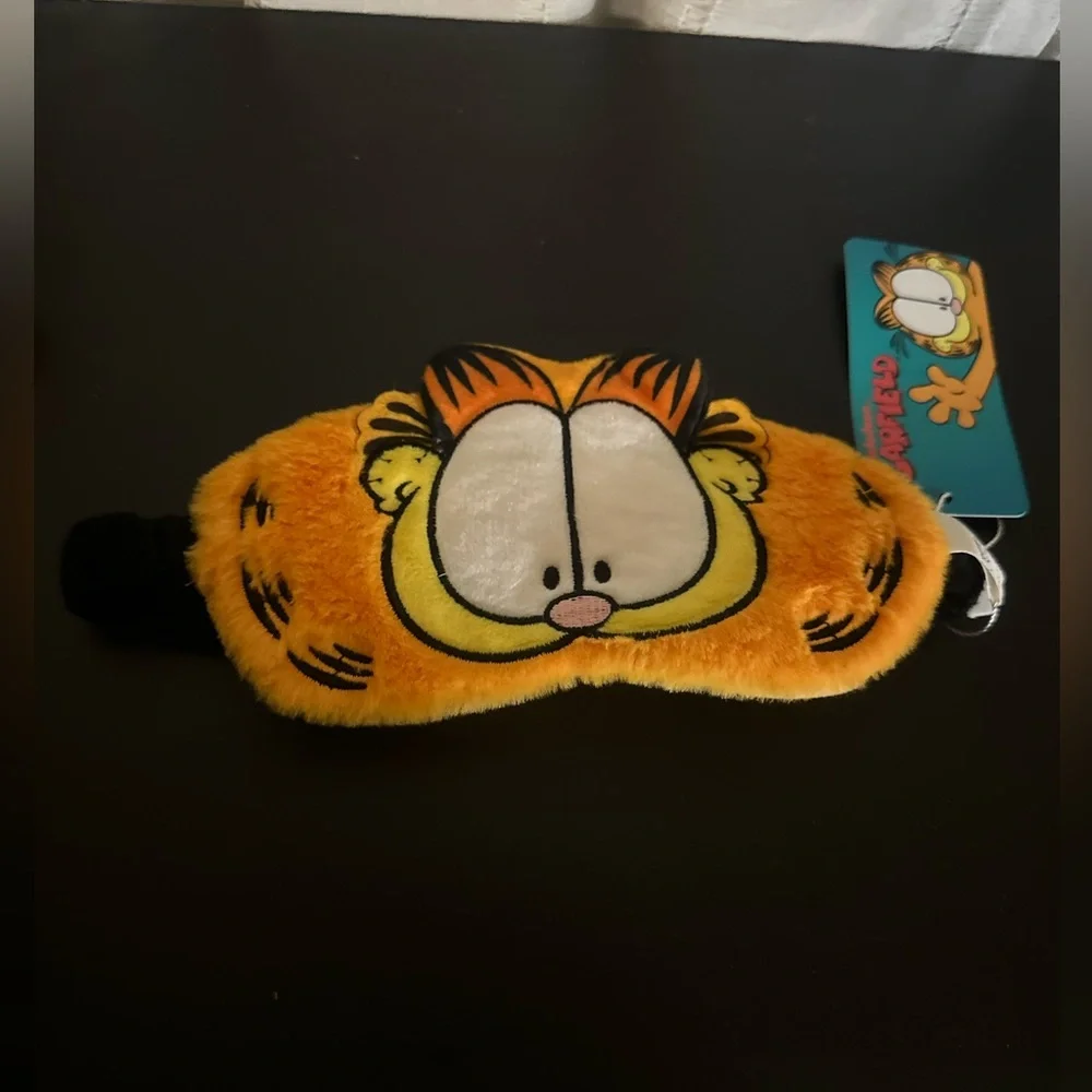 Garfield Themed Gift Set with cup and straw, key chain, Socks and Eye Mask - Picture 4 of 12